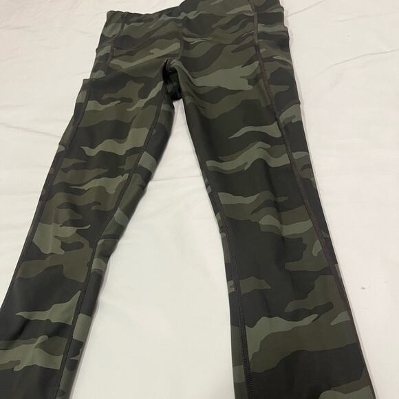 Athleta Green Camo Contender 7/8 Mid-Rise Leggings Zipper Pockets Size XS - Picture 3 of 10